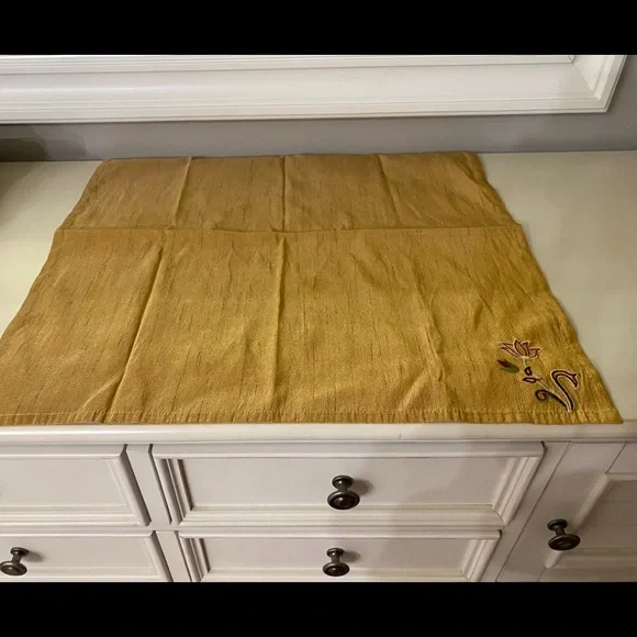 Pier 1 beautiful gold dinner napkins - Picture 2 of 3